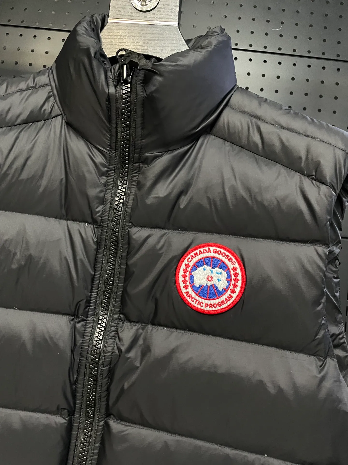 P560 Canadian brand CanadaGoose men's and women's CROFTON lightweight down vest 2229M DWR water-repellent treatment WindWall windproof fabric 700 fleece filling original mold opening details one to one production The upper body effect is stunning Exclusively available on the Xiaohongshu purchasing platform The highest version on the market Size: XS S M L XL XXL
